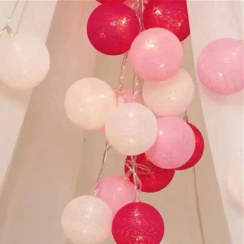 Cordão de Luzes com Bolas de Algodão Ama Mamma - Iluminação Encantadora com Energia USB - Ama Mamma