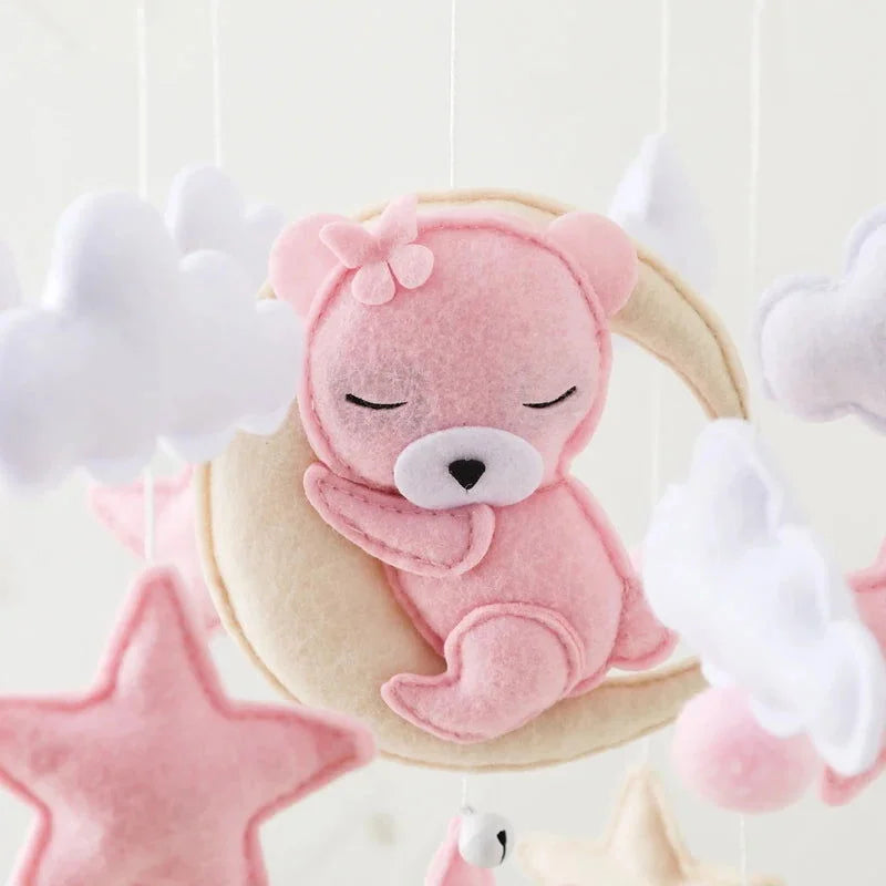 Mobile Encantado com Brinquedos de Feltro e Madeira Ama Mamma - Ama Mamma