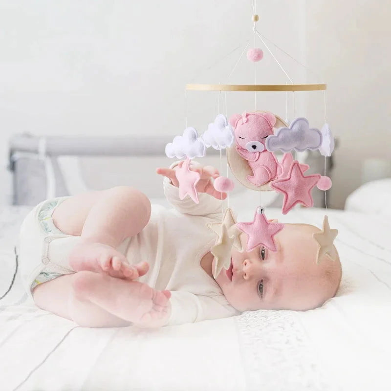 Mobile Encantado com Brinquedos de Feltro e Madeira Ama Mamma - Ama Mamma