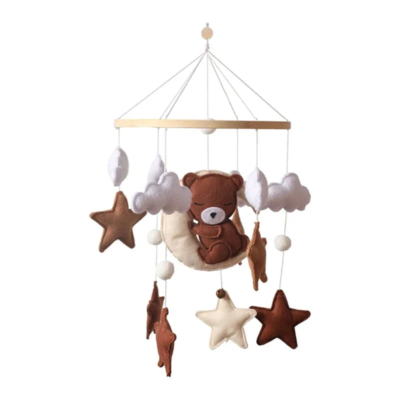 Mobile Encantado com Brinquedos de Feltro e Madeira Ama Mamma - Ama Mamma