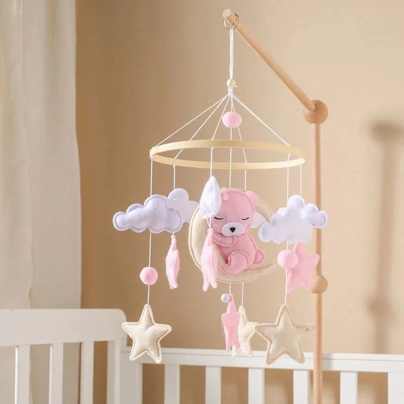 Mobile Encantado com Brinquedos de Feltro e Madeira Ama Mamma - Ama Mamma